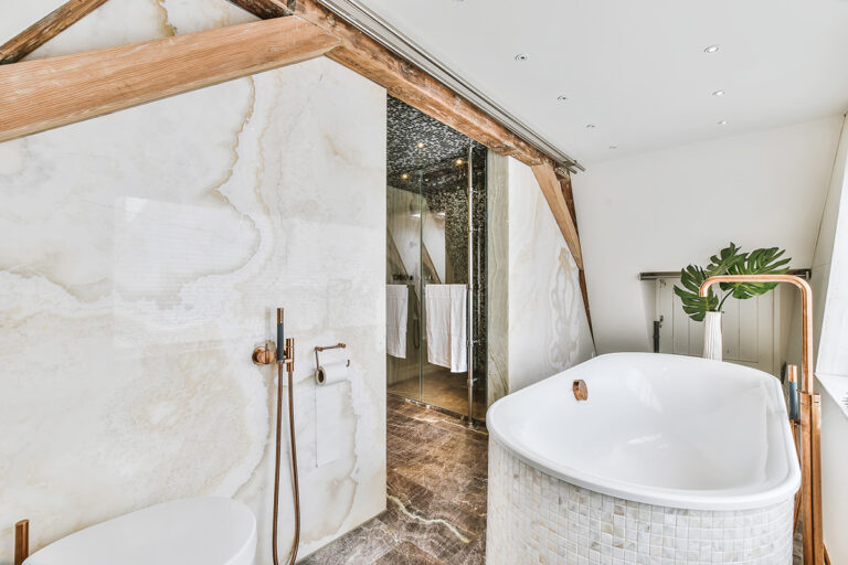 Lire la suite à propos de l’article Rénover sa salle de bains : Les dernières tendances en matière de design et de matériaux